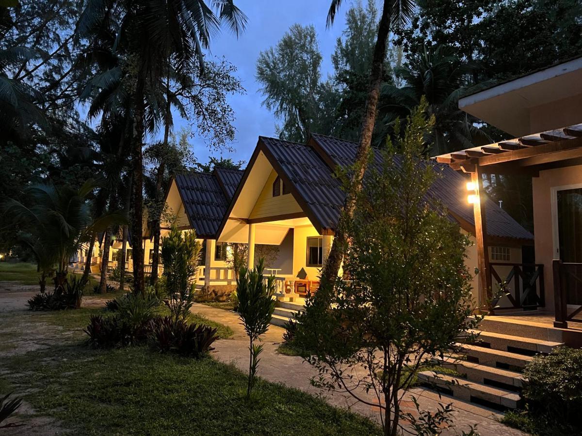 Ao Thong Beach Resort Bang Sak Exterior foto